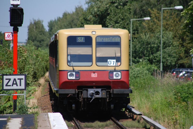 BERLIN, 27.07.2009, S7 nach Ahrensfelde bei der Ausfahrt aus dem S-Bahnhof Marzahn