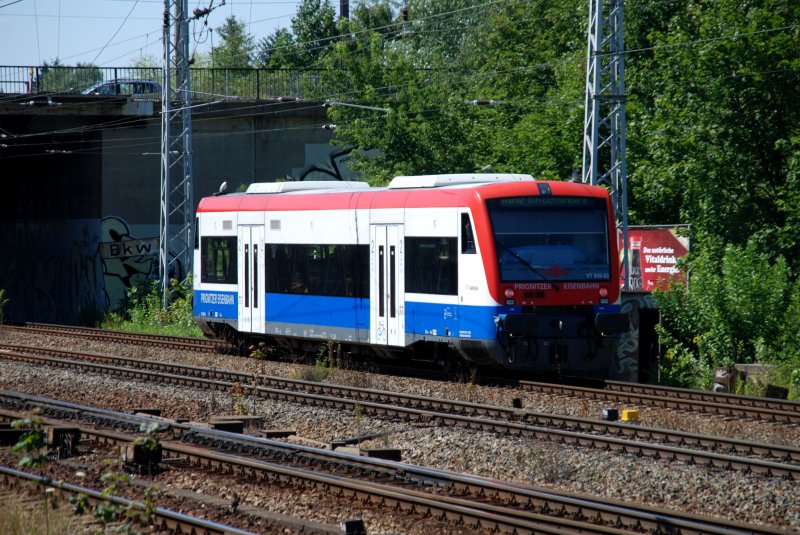 BERLIN, 27.07.2009, VT 650.02 der Prignitzer Eisenbahn als RB12 von Templin Stadt nach Berlin-Lichtenberg auf Vorbeifahrt am S-Bahnhof Friedrichsfelde Ost