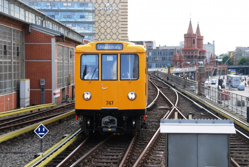 BERLIN, 28.07.2009, U1 erreicht den Endbahnhof Warschauer Straße und fährt in wenigen Minuten zurück zur Uhlandstraße (die Anzeige ist schon umgestellt); im Hintergrund die Oberbaumbrücke