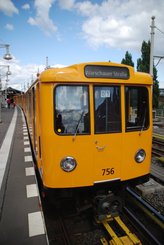 BERLIN, 28.07.2009, U1 hat den Endbahnhof Warschauer Straße erreicht und fährt in wenigen Minuten zurück zur Uhlandstraße