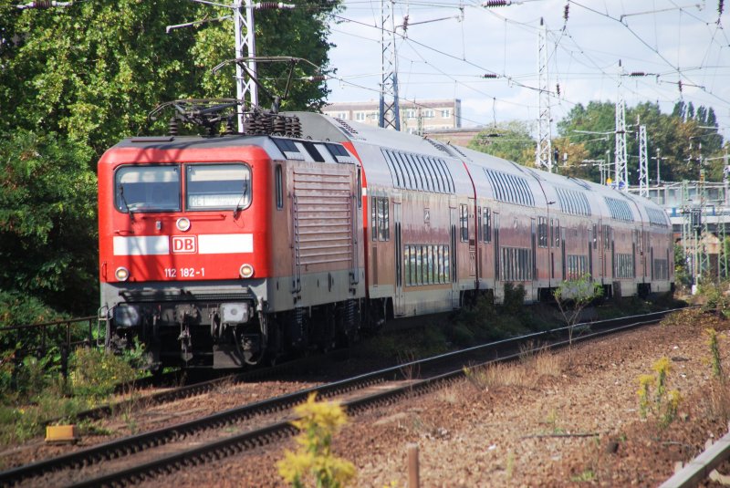 BERLIN, 29.08.2009, 112 182-1 als RE1 nach Frankfurt (Oder) fährt am S-Bahnhof Rummelsburg vorbei
