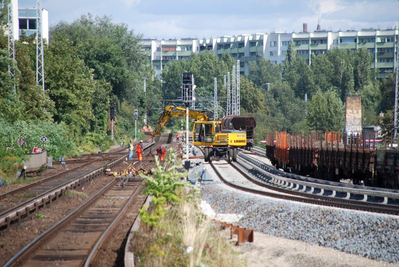 BERLIN, 29.08.2009, Blick vom S-Bahnhof Ostkreuz in Richtung Frankfurter Allee; rechts Bauarbeiten für die Trasse des neuen Ringbahnsteigs