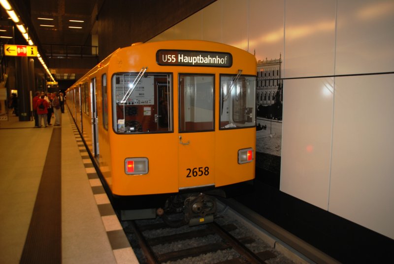 BERLIN, 29.08.2009, U55 im neuen U-Bahnhof Hauptbahnhof