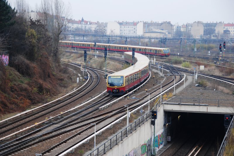 BERLIN, 30.11.2008, S2 nach Lichtenrade (vorne) bei der Einfahrt in den Bahnhof Gesundbrunnen, S2 nach Buch (hinten) bei der Ausfahrt