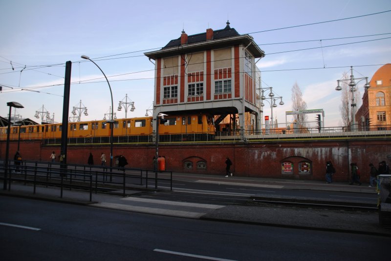 BERLIN, 31.03.2009, Blick auf den U-Bahnhof Warschauer Straße, an dem die U-Bahnlinie U1 endet und nach kurzer Verweildauer zur Uhlandstraße zurückfährt