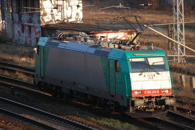 BERLIN, 31.03.2009, E 186 135-0 auf Vorbeifahrt am S-Bahnhof Warschauer Straße