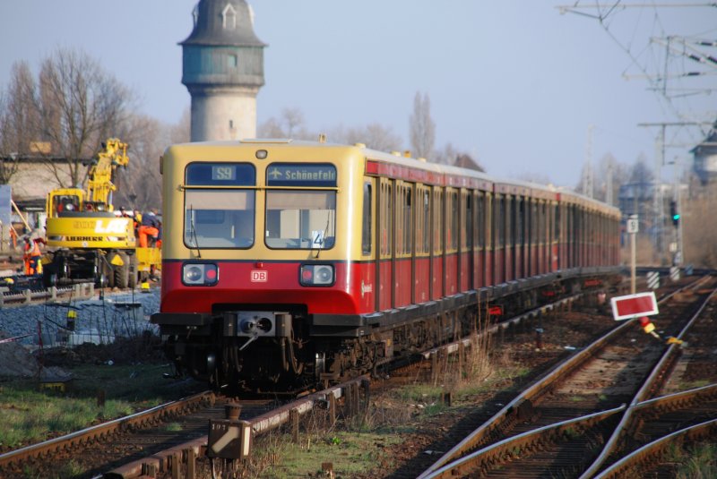 BERLIN, 31.03.2009, S9 nach Flughafen Schönefeld bei der Ausfahrt aus dem Bahnhof Schöneweide