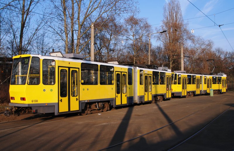 BERLIN, 31.03.2009, Tram 37 nach Betriebshof Lichtenberg am Bahnhof Schöneweide