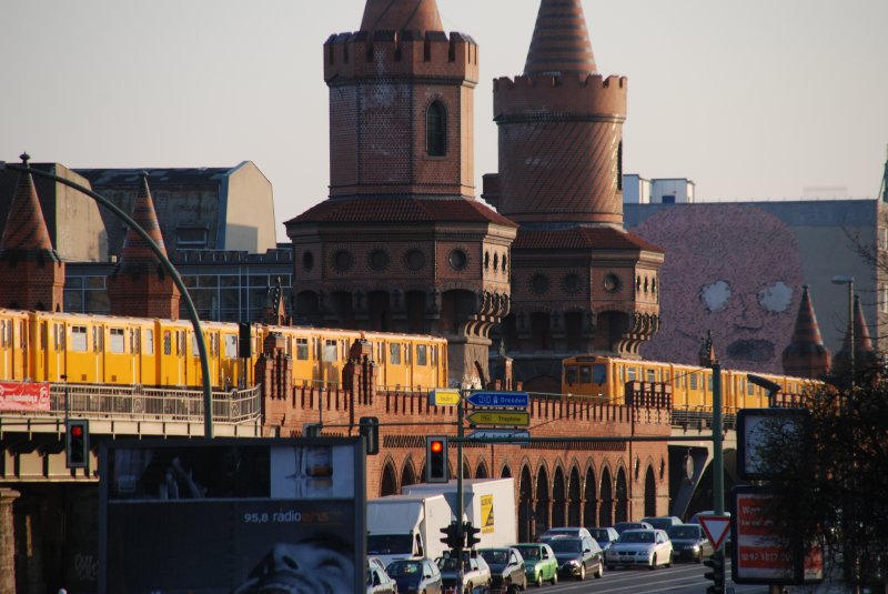 BERLIN, 31.03.2009, zwei Züge der U-Bahn-Linie U1 treffen sich in der Abendsonne auf der Oberbaumbrücke über die Spree