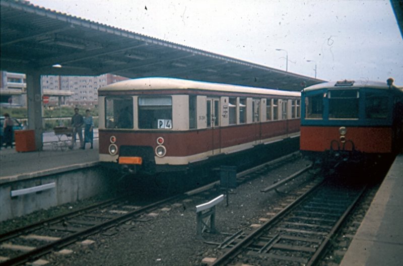 Berlin-Ahrensfelde noch zu DDR-Zeiten. Links die DR-Baureihe 276 (Reko) in der damals blichen  Hauptstadtlackierung  auf der Zuggruppe Paula. Rechts das damals - im Rahmen der Berliner 750 Jahr Feier - ganz neu aufgearbeitete Traditionsviertel. 