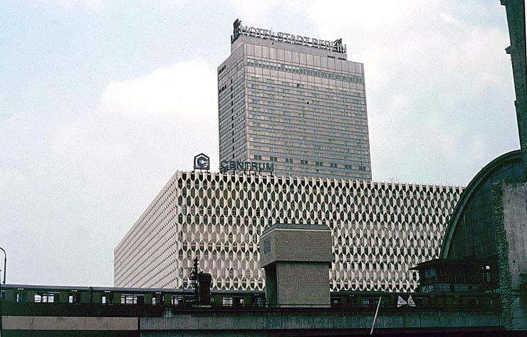 Berlin-Alexanderplatz 1967, mit einfahrender S-Bahn.
