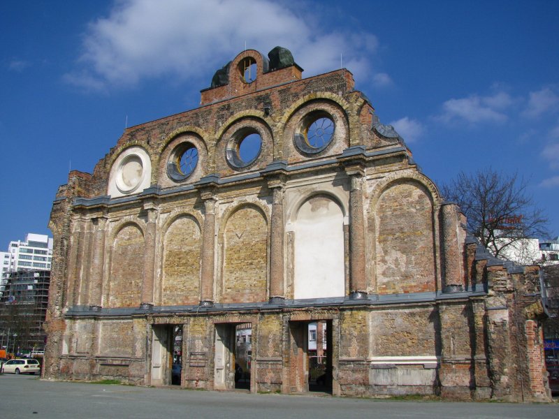 Berlin Anhalter Bahnhof I:
Hier stand fr�her der Berliner Kopfbahnhof anhalter Bahnhof. Mehr als diese Stirnwand ist heute nicht mehr davon �brig. Ich stehe hier in der ehemaligen Bahnhofshalle. 31.M�rz 2009