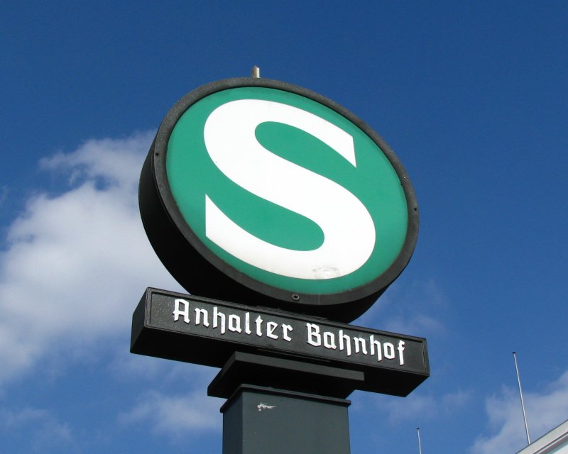 Berlin Anhalter Bahnhof II:
Unweit des ehemaligen Kopfbahnhofs findet man heute eine S-Bahn Haltestelle. Auf Stadtniveau sieht man davon allerdings nicht mehr als diese Tafeln und in die Tiefe fhrende Treppen. Der Bahnhof liegt nmlich im Nord-Sd-Tunnel der S-Bahn. 31.Mrz 2009