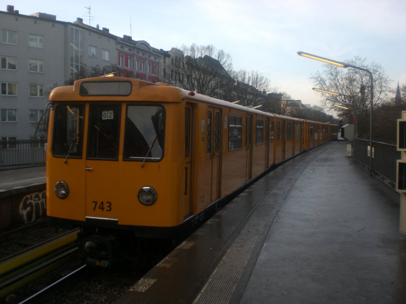 Berlin: Die U1 nach U-Bahnhof Uhlandstrae im U-Bahnhof Schlesiches Tor.