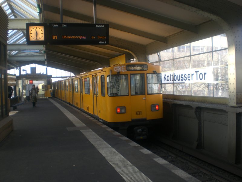 Berlin: Die U1 nach U-Bahnhof Uhlandstrae im U-Bahnhof Kottbusser Tor.
