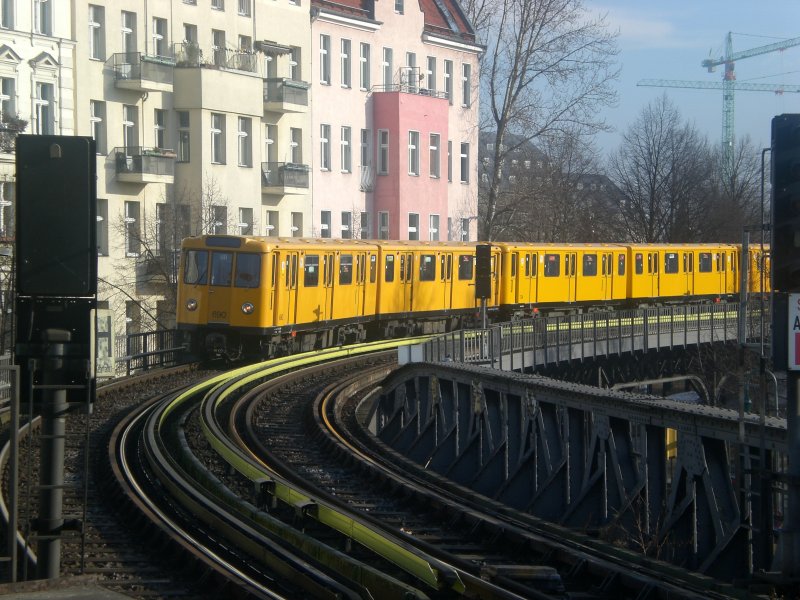 Berlin: Die U1 nach U-Bahnhof Uhlandstra�e nahe vom U-Bahnhof Schlesisches Tor.