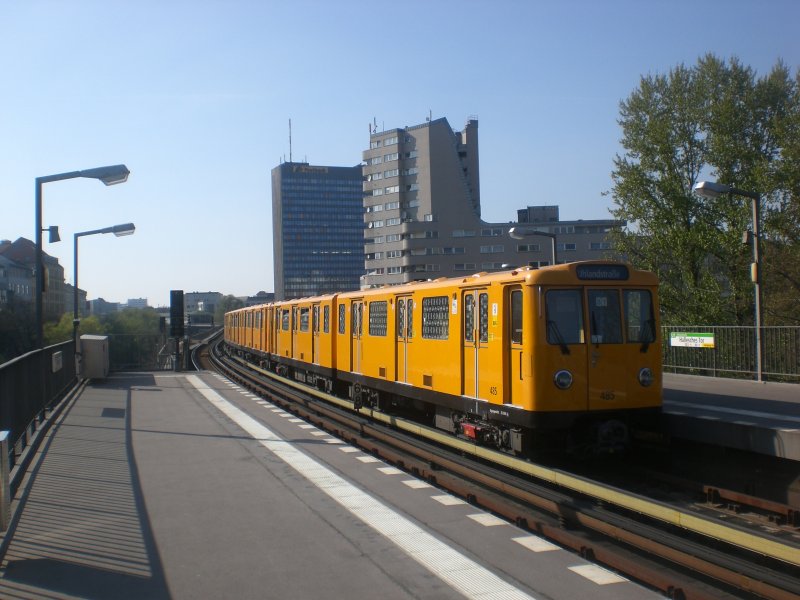 Berlin: Die U1 nach U-Bahnhof Uhlandstra�e im U-Bahnhof Hallesches Tor.