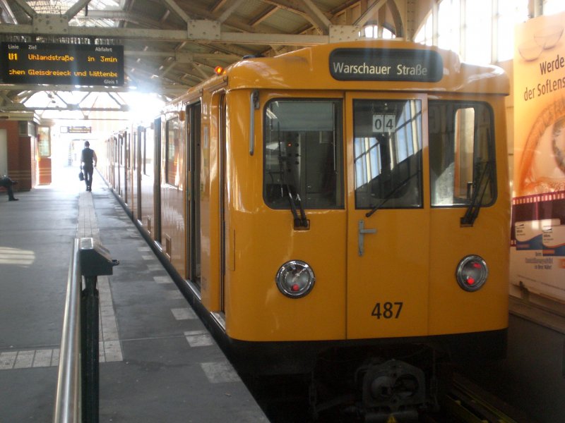 Berlin: Die U1 nach U-Bahnhof Uhlandstra�e im S+U Bahnhof Warschauer Stra�e.