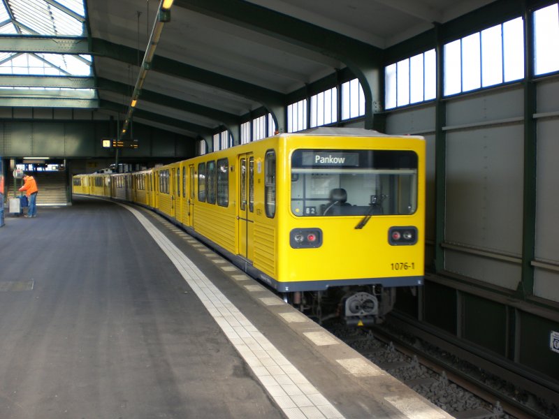 Berlin: Die U2 nach S+U Bahnhof Pankow im U-Bahnhof Gleisdreieck.