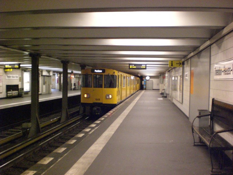 Berlin: Die U2 nach S+U Bahnhof Pankow im U-Bahnhof Theodor-Heuss-Platz.