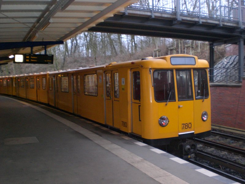 Berlin: Die U2 nach S+U Bahnhof Pankow im U-Bahnhof Olympia-Stadion.