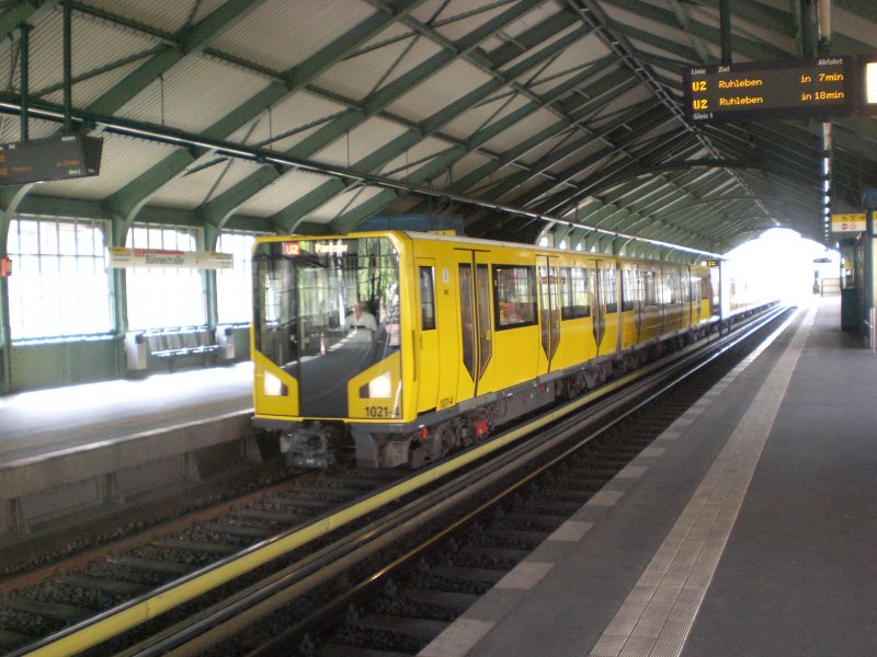 Berlin: Die U2 nach S+U Bahnhof Pankow im U-Bahnhof Blowstrae.