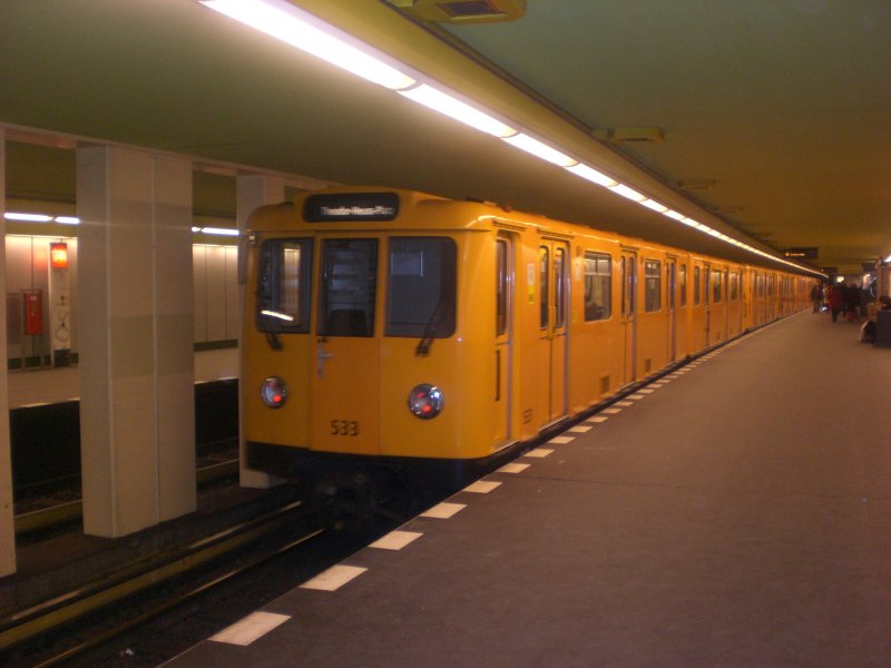 Berlin: Die U2 nach U-Bahnhof Theodor-Heuss-Platz im U-Bahnhof Bismarckstrae.
