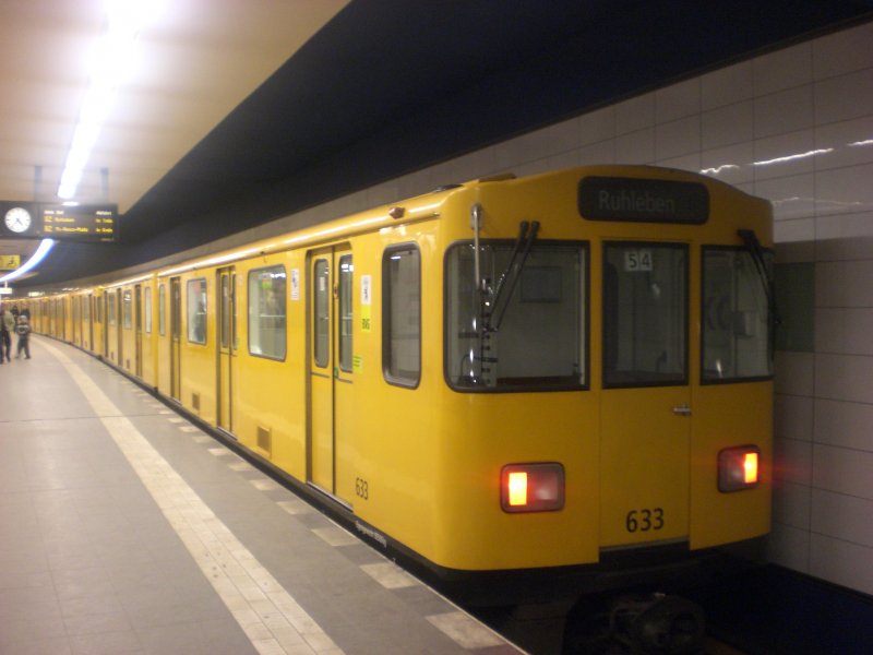 Berlin: Die U2 nach U-Bahnhof Ruhleben im S+U Bahnhof Pankow.