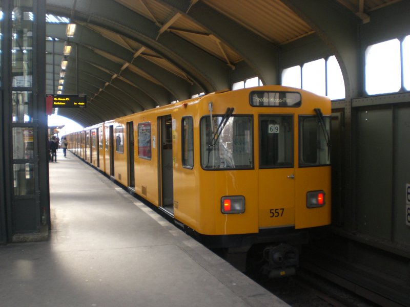 Berlin: Die U2 nach U-Bahnhof Theodor-Heuss-Platz im S+U Bahnhof Schnhauser Allee.