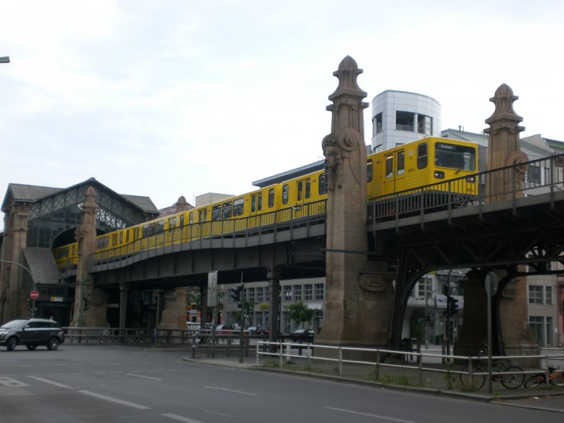 Berlin: Die U2 nach U-Bahnhof Ruhleben am U-Bahnhof Blowstrae.