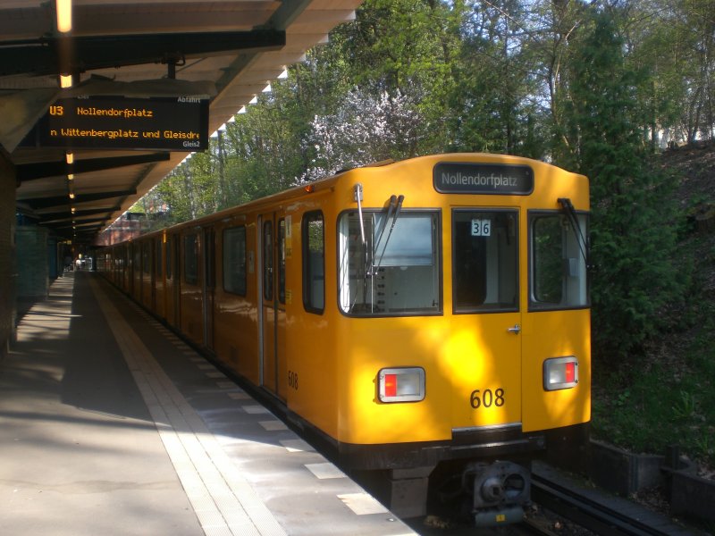 Berlin: Die U3 nach U-Bahnhof Nollendorfplatz im U-Bahnhof Oskar-Helene-Heim.