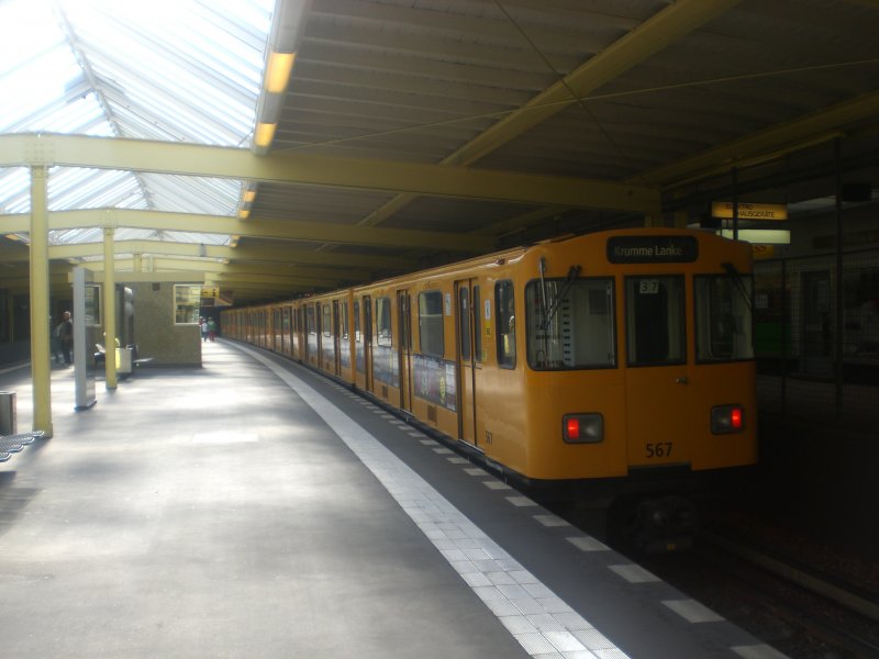 Berlin: Die U3 nach U-Bahnhof Krumme Lanke im U-Bahnhof Onkel-Toms-Htte.