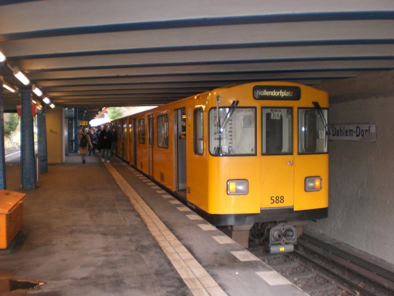 Berlin: Die U3 nach U-Bahnhof Nollendorfplatz im U-Bahnhof Dahlem Dorf.
