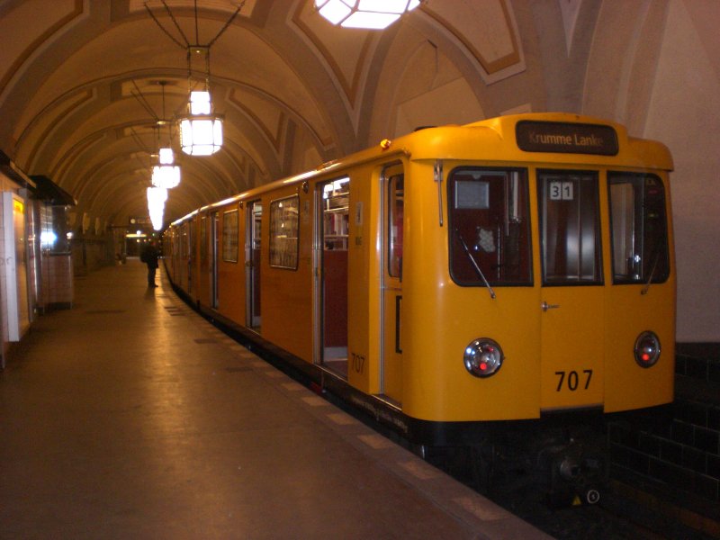 Berlin: Die U3 nach U-Bahnhof Krumme Lanke im S+U Bahnhof Heidelberger Platz.
