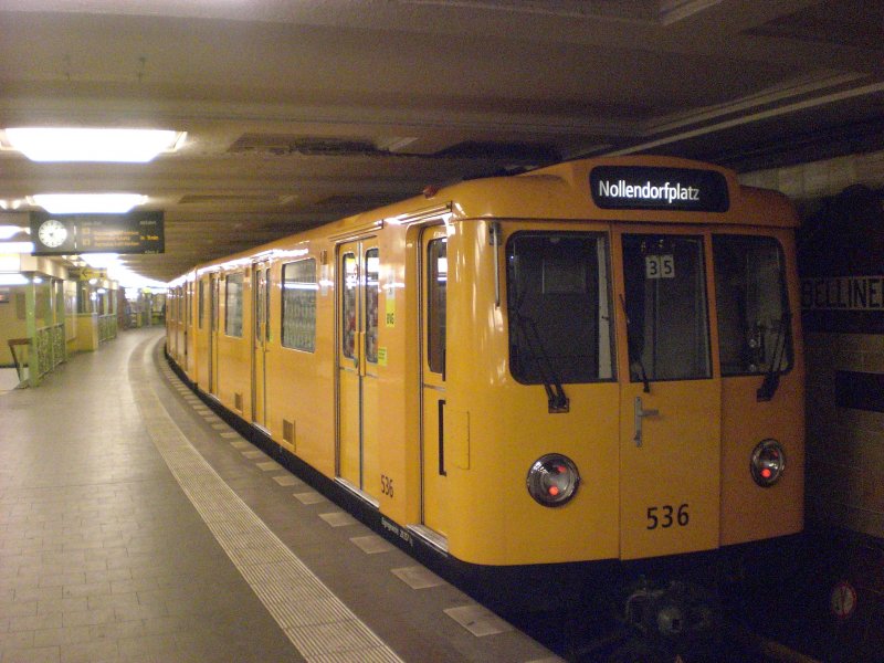 Berlin: Die U3 nach U-Bahnhof Nollendorfplatz im U-Bahnhof Fehrbelliner Platz.
