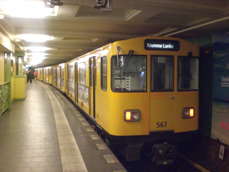 Berlin: Die U3 nach U-Bahnhof Krumme Lanke im U-Bahnhof Fehrbelliner Platz.