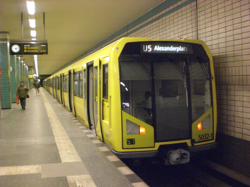 Berlin: Die U5 nach S+U Bahnhof Alexanderplatz im U-Bahnhof Tierpark.