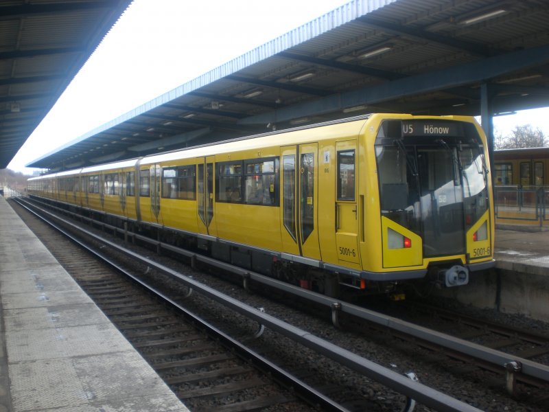 Berlin: Die U5 nach U-Bahnhof H�now im S+U Bahnhof Wuhletal.