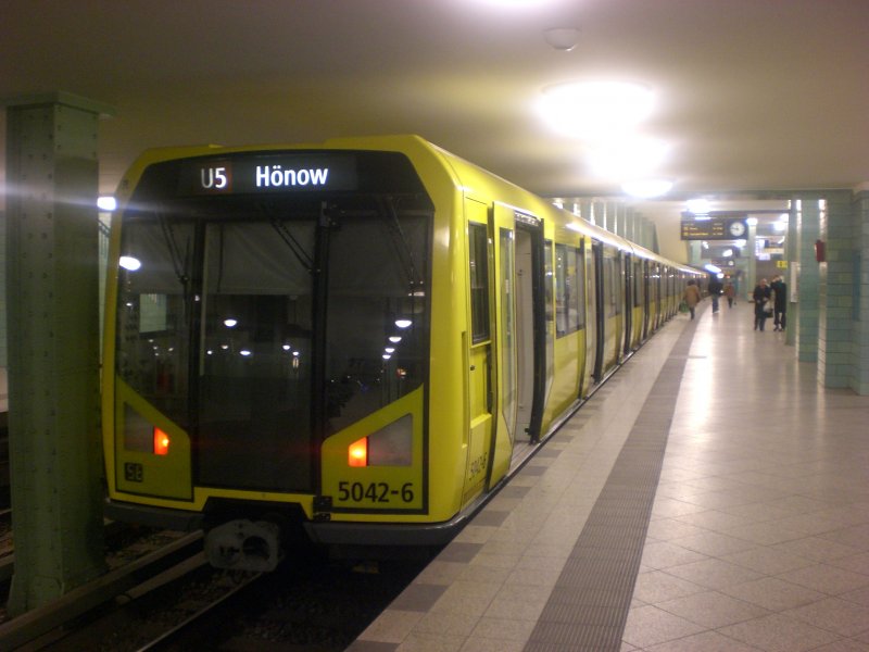 Berlin: Die U5 nach U-Bahnhof Hnow im S+U Bahnhof Alexanderplatz.