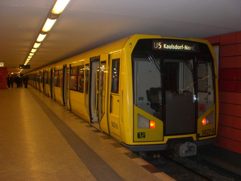 Berlin: Die U5 nach U-Bahnhof Kaulsdorf-Nord im S+U Bahnhof Frankfurter Allee.