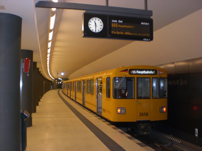 Berlin: Die U55 nach Hauptbahnhof im U-Bahnhof Brandenburger Tor.