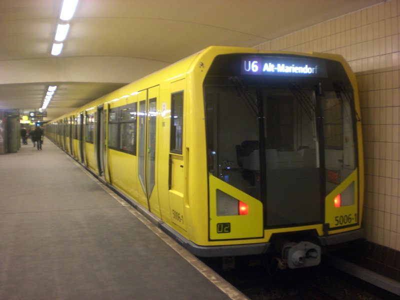 Berlin: Die U6 nach U-Bahnhof Alt-Mariendorf im U-Bahnhof Kurt-Schumacher-Platz.