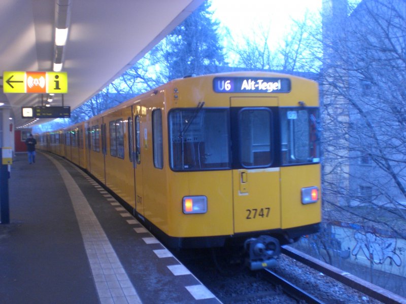 Berlin: Die U6 nach U-Bahnhof Alt-Tegel im U-Bahnhof Scharnweberstrae.