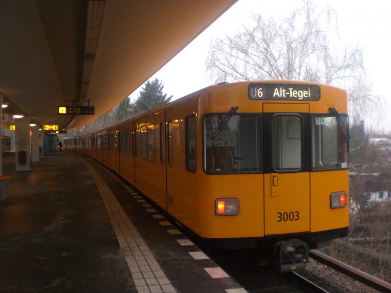 Berlin: Die U6 nach U-Bahnhof Alt-Tegel im U-Bahnhof Otisstra�e.