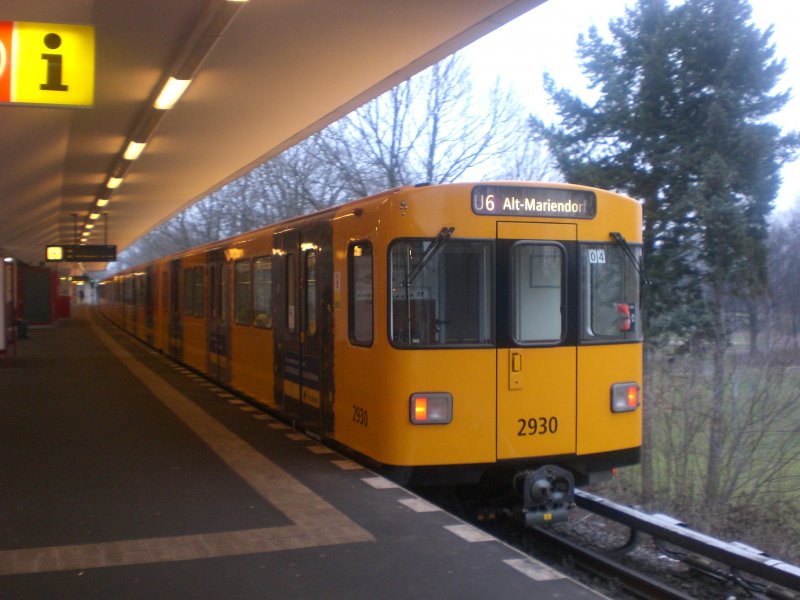Berlin: Die U6 nach U-Bahnhof Alt-Mariendorf im U-Bahnhof Scharnweberstrae.