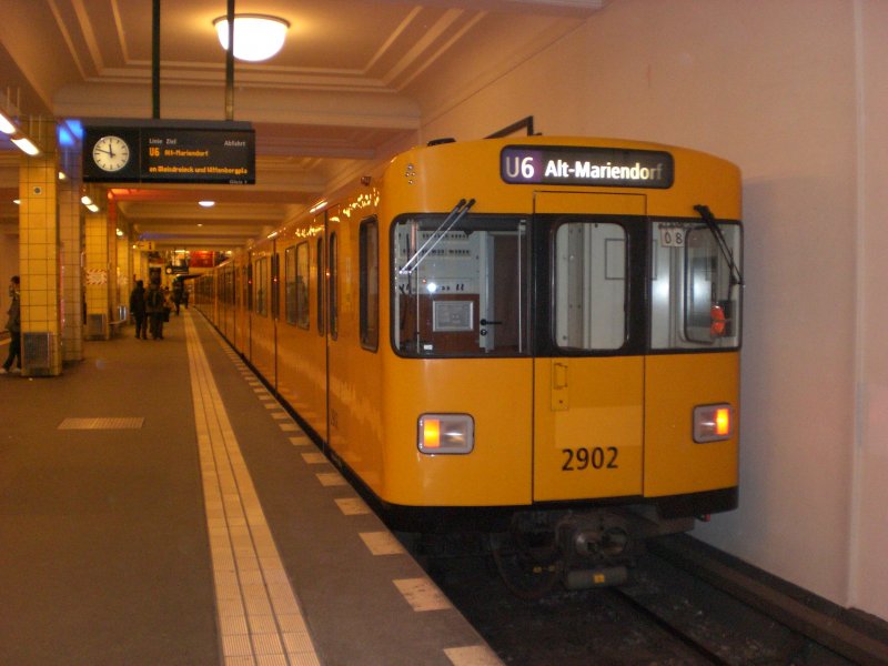 Berlin: Die U6 nach U-Bahnhof Alt-Mariendorf im S+U Bahnhof Friedrichstra�e.
