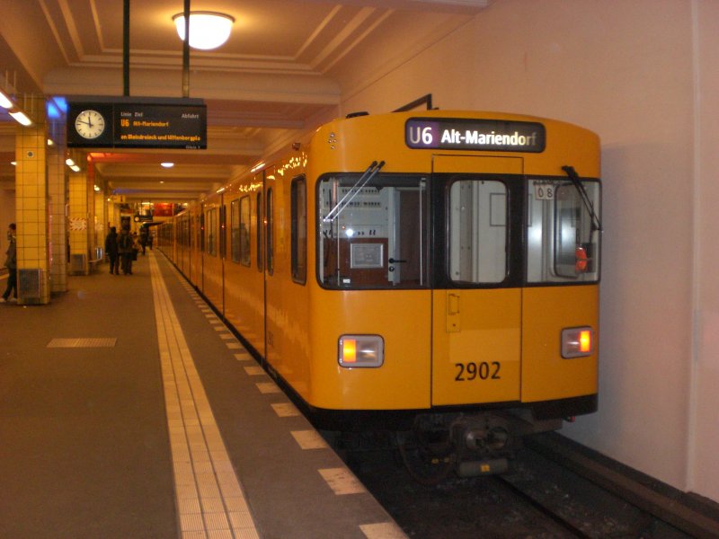Berlin: Die U6 nach U-Bahnhof Alt-Mariendorf im S+U Bahnhof Friedrichstrae.