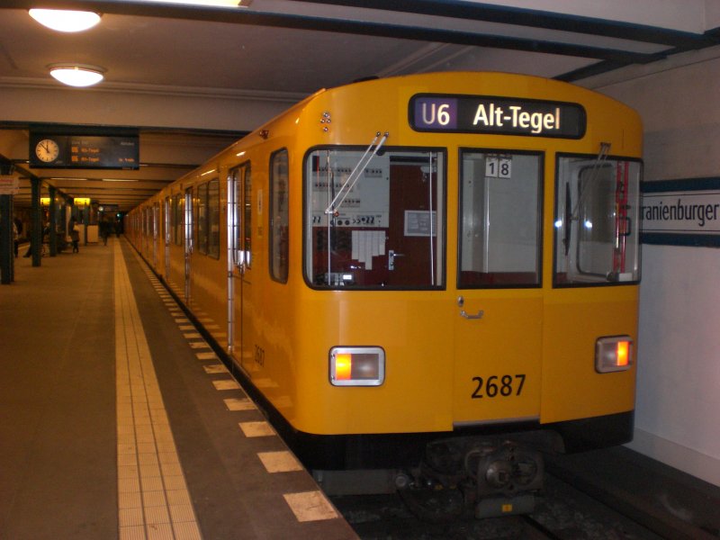 Berlin: Die U6 nach U-Bahnhof Alt-Tegel im U-Bahnhof Oranienburger Tor.