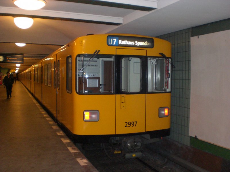 Berlin: Die U7 nach S+U Bahnhof Rathaus Spandau im U-Bahnhof Gneisenaustrae.