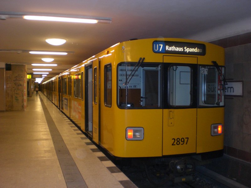 Berlin: Die U7 nach S+U Bahnhof Rathaus Spandau im U-Bahnhof Sdstern.